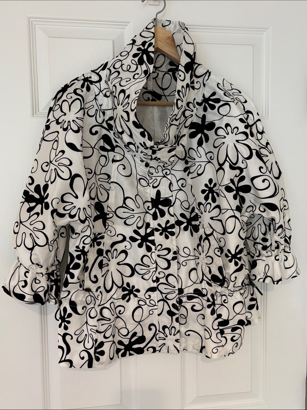 LUNDI full front zipper jacket 3/4 sleeves high neck black & white floral medium